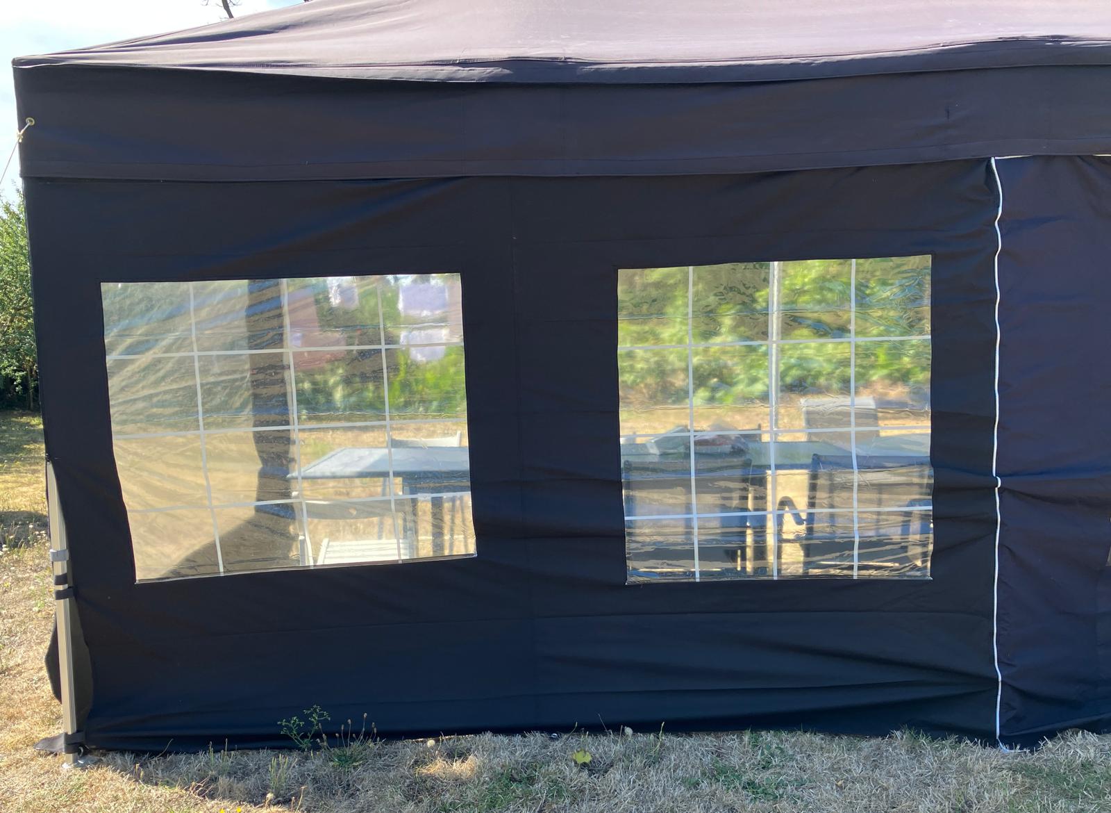 Barnum monté avec ses deux fenêtres PVC transparentes intégrées