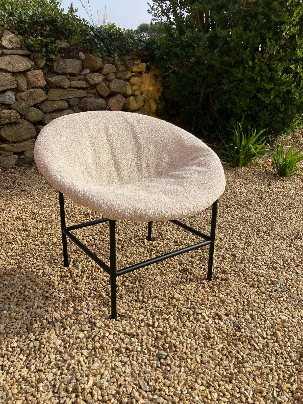 Après — fauteuil retapissé tissu bouclé blanc