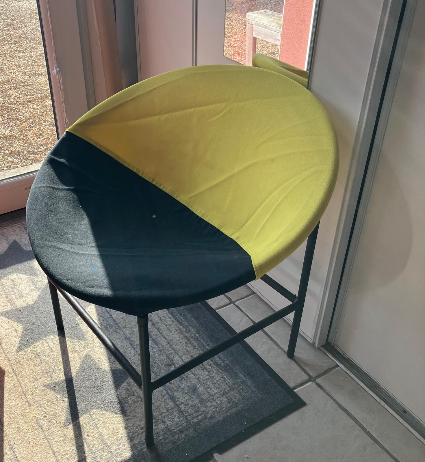 Avant — tabouret en cours de retapissage