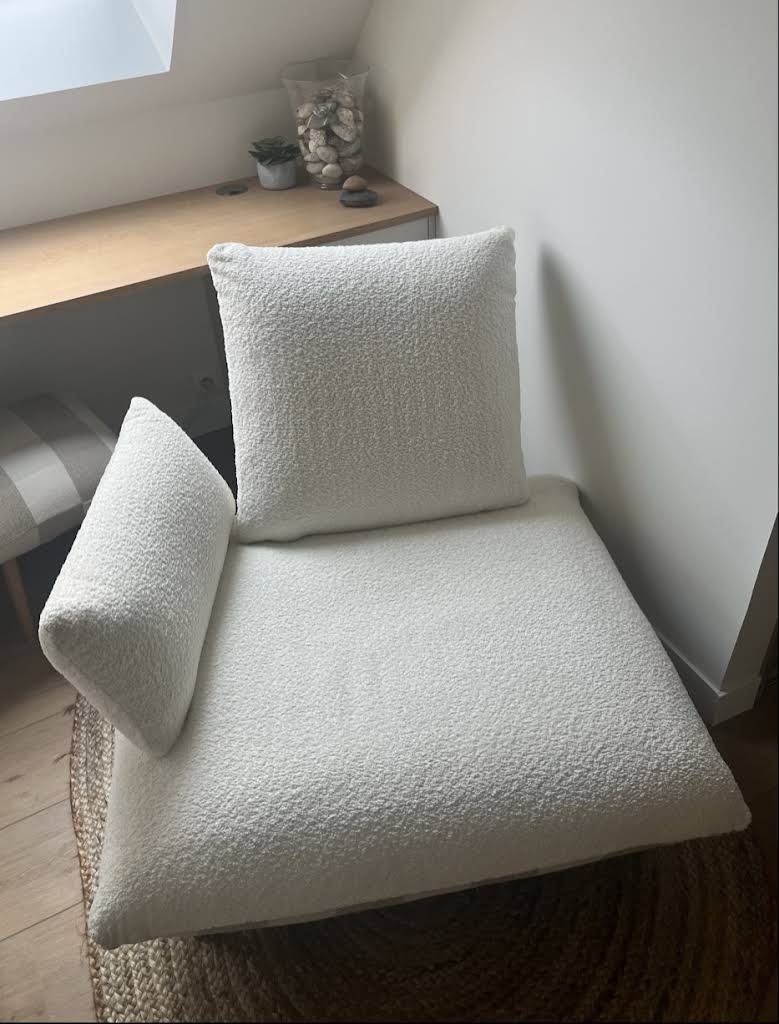 Fauteuil retapissé en tissu bouclé blanc, coussins d'assise et de dossier