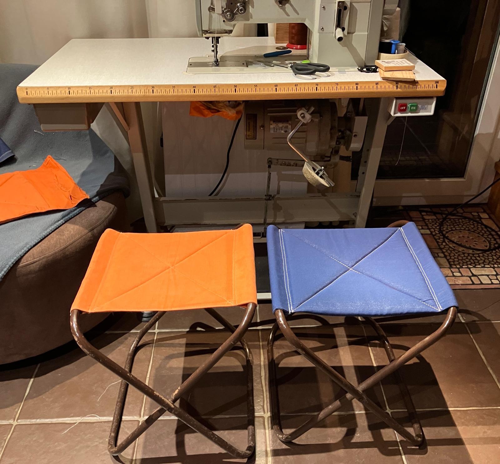 Deux sièges pliants — assise orange d'origine à refaire et assise bleue refaite en toile matelassée
